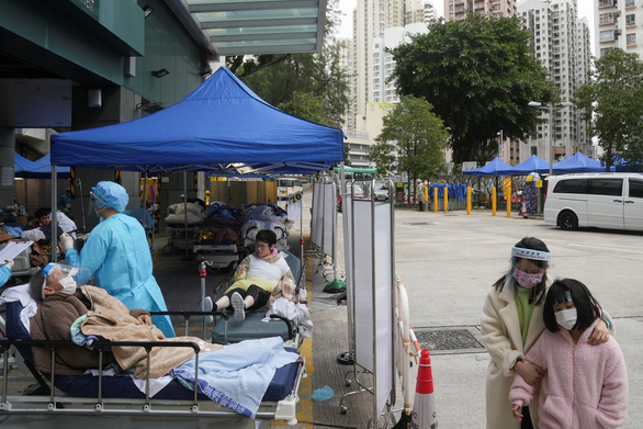 F0 nằm đầy sân bệnh viện, Hong Kong phải dời ngày bầu cử